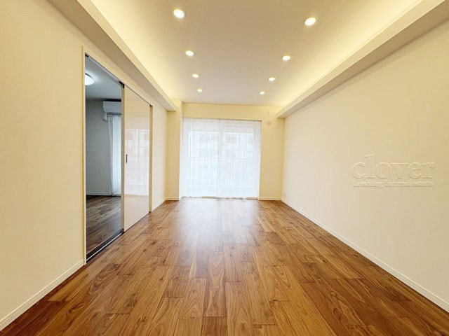 【居間・リビング】 | 大久保ハウス | 広くスペースをとってあるLD。この空間に、どのように家具を配置していくのかを考えるのが、住宅購入時のなによりの楽しみです。～即日のご見学可能～　お問合せはお気軽にどうぞ。