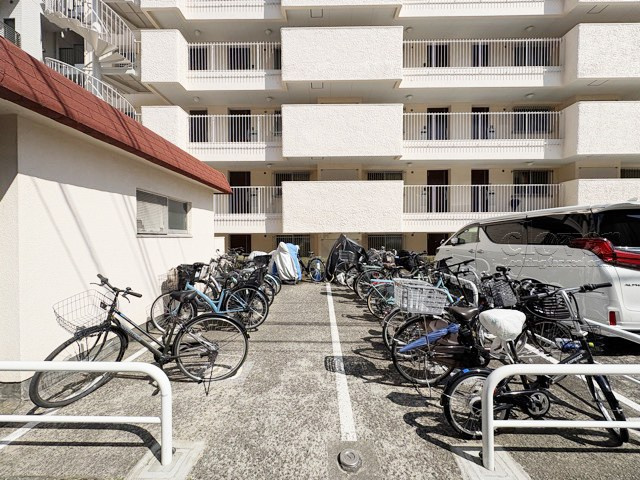 【駐輪場】 | 大久保ハウス | 自転車置き場。マンションの共用部にあたります。空きの有無や駐輪料金、各戸の台数制限などについては、改めてお問い合わせください。～即日のご見学可能～　お問合せはお気軽にどうぞ。