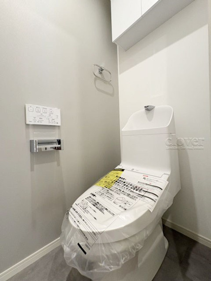 【トイレ】 | 大久保ハウス | 温水洗浄便座つき　上部に収納を備えたトイレです。自宅の中でも最もプライベートな空間だからこそ、ほしい「落ち着き」がここにあります。～即日のご見学可能～　お問合せはお気軽にどうぞ。