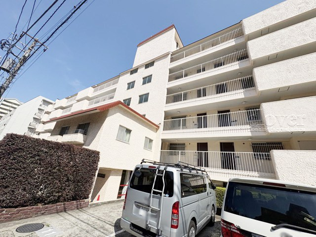 【外観】 | 大久保ハウス | 手入れの行き届いた外壁やエントランスなど、「見ればわかる」レベルで清潔感を保ったマンションです。築年数を感じさせない姿で皆様をお出迎えします。～即日のご見学可能～　お問合せはお気軽にどうぞ。