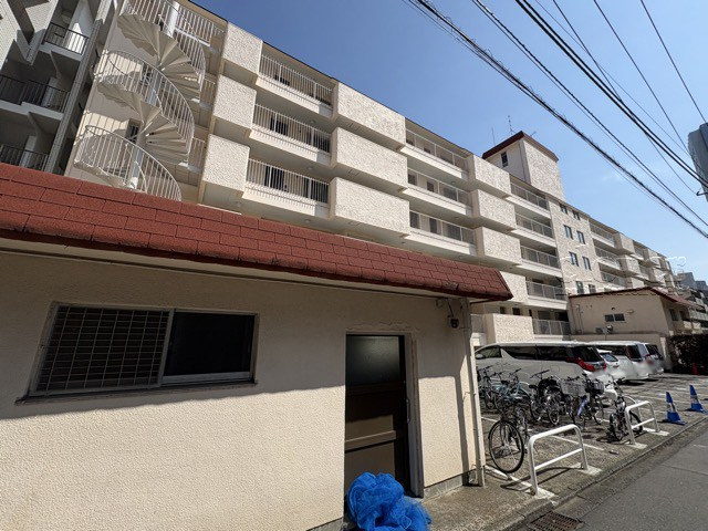 【現況写真】 | 大久保ハウス | 前面道路と外観の様子です。～即日のご見学可能～　お問合せはお気軽にどうぞ。