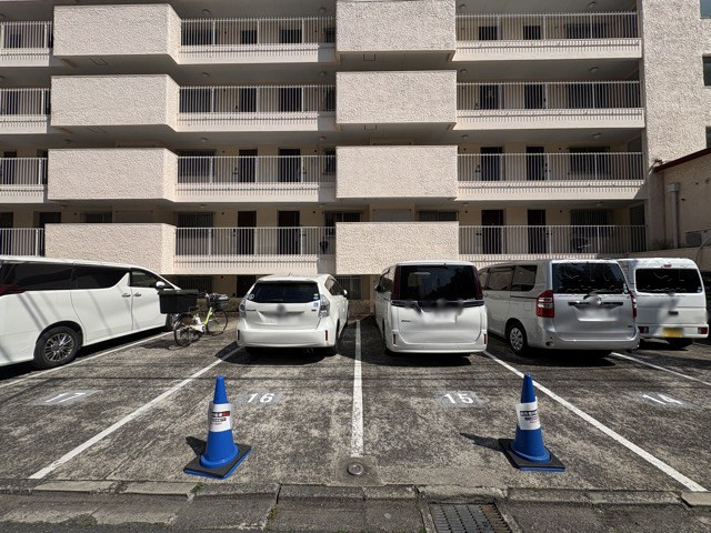 【駐車場】 | 大久保ハウス | マンションの駐車場スペース。空きの有無や駐車料金、サイズ規定などについては、改めてお問い合わせください。～即日のご見学可能～　お問合せはお気軽にどうぞ。