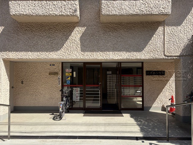 【エントランス】 | 大久保ハウス | お客様を、そして住人を出迎えてくれるマンションのエントランス。ゴミが落ちていないことからも、管理状態の良さや住民の節度の高さが見て取れます。～即日のご見学可能～　お問合せはお気軽にどうぞ。
