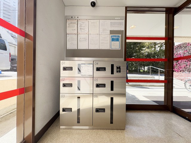 【設備】 | 大久保ハウス | 仕事をしたり、家をあけがちな人にとっては必須となる、宅配BOX。ネット通販や宅配サービスの利用頻度が高い人にとっても、うれしい設備です。～即日のご見学可能～　お問合せはお気軽にどうぞ。
