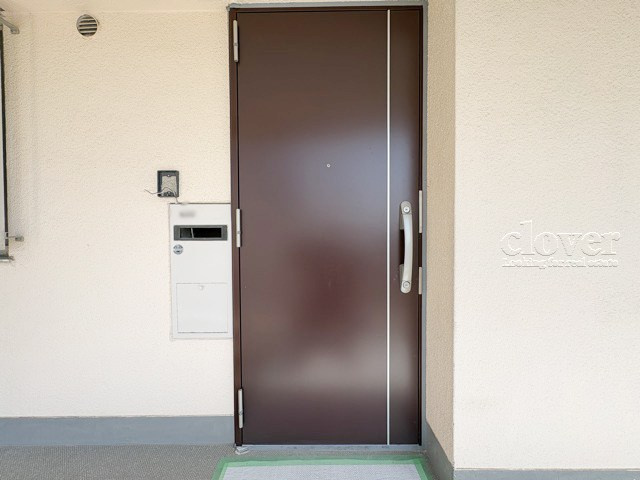 【その他共用部分】 | 大久保ハウス | ダブルロック式の玄関ドアが皆様をお出迎え。お部屋のセキュリティの観点からも、うれしい設備ですね。玄関の色もシックで良い感じです。～即日のご見学可能～　お問合せはお気軽にどうぞ。