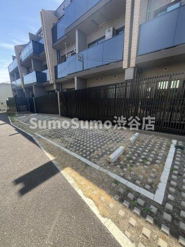 レジデンス桜新町ガーデンの駐車場