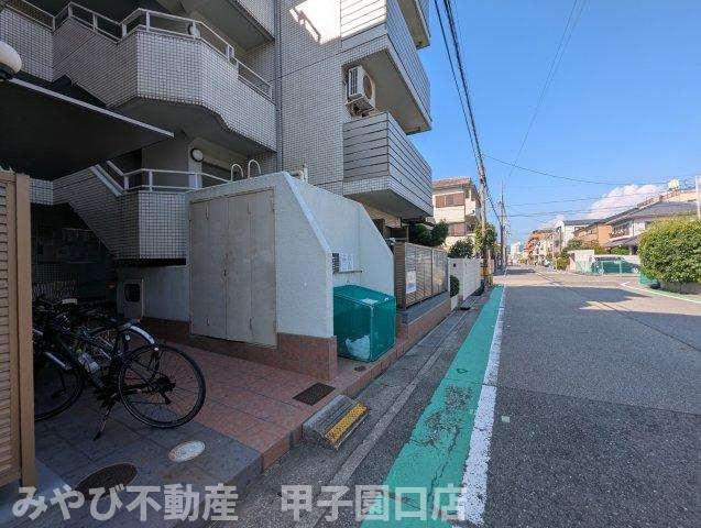 レジデンシア甲子園口のエントランス