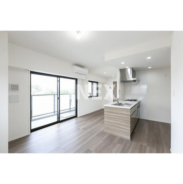 横浜市神奈川区青木町の賃貸マンションの居間・リビング