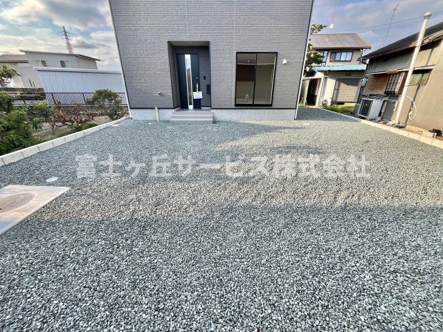 【駐車場】 | 浜松市浜名区平口 新築一戸建て 2号棟 | 7台駐車可能です