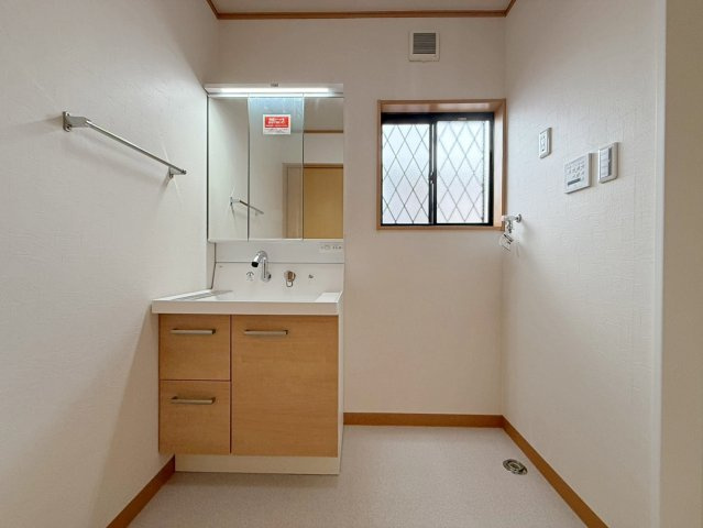 和泉市箕形町5丁目　中古戸建の洗面所