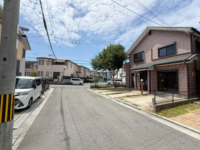 和泉市箕形町5丁目　中古戸建の前面道路含む現地写真