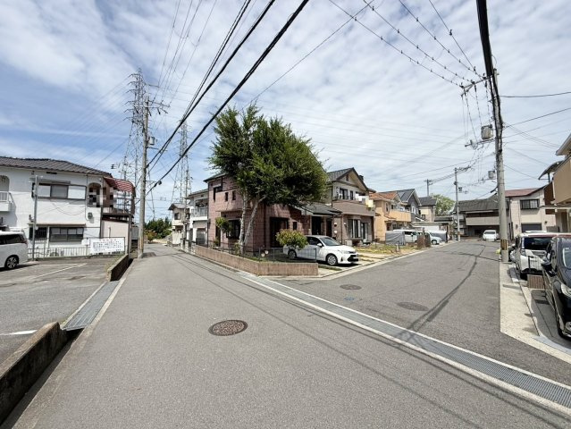 和泉市箕形町5丁目　中古戸建の前面道路含む現地写真