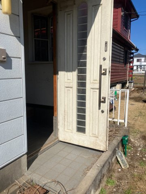 【玄関】 | 店舗・住宅の独立玄関仕様　5DKの間取り～千葉県野田市次木～ | 居住用の独立した玄関ドア。ポーチ部分には段差があります