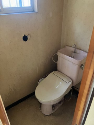 【トイレ】 | 店舗・住宅の独立玄関仕様　5DKの間取り～千葉県野田市次木～ | 居住用の洋式トイレ。上部に窓があり、自然光が入ります