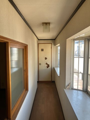 【その他】 | 店舗・住宅の独立玄関仕様　5DKの間取り～千葉県野田市次木～ | 2階廊下部分。窓が配置され、各居室へ繋がります
