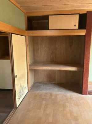 【洋室】 | 店舗・住宅の独立玄関仕様　5DKの間取り～千葉県野田市次木～ | 中段棚を備えた押入収納。天袋もあります