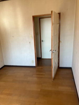 【洋室】 | 店舗・住宅の独立玄関仕様　5DKの間取り～千葉県野田市次木～ | フローリング仕様の洋室。ドアで廊下と独立した個室です