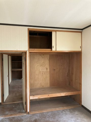 【洋室】 | 店舗・住宅の独立玄関仕様　5DKの間取り～千葉県野田市次木～ | 中段棚と天袋を備えた収納。居室の整理整頓に活用できます