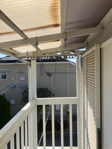 【バルコニー】 | 店舗・住宅の独立玄関仕様　5DKの間取り～千葉県野田市次木～ | 屋根付きのバルコニー。物干し金物が設置されています