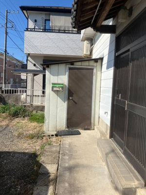 【玄関】 | 店舗・住宅の独立玄関仕様　5DKの間取り～千葉県野田市次木～ | 店舗専用の出入り口。居住用玄関とは独立した動線を確保