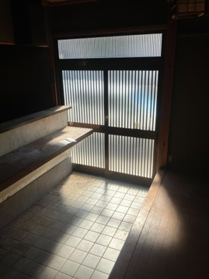 【玄関】 | 店舗・住宅の独立玄関仕様　5DKの間取り～千葉県野田市次木～ | 引き戸から自然光が差し込む店舗入口。土間仕様となっています