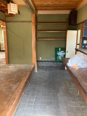 【内装】 | 店舗・住宅の独立玄関仕様　5DKの間取り～千葉県野田市次木～ | カウンターと陳列棚が設置された、土間仕上げの店舗スペース