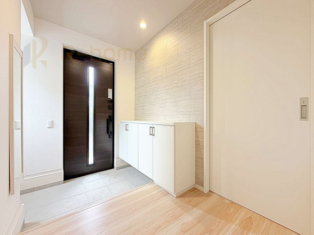 ひたちなか市東大島1期　新築戸建て　1号棟の玄関|玄関には便利なシューズインクローゼットを設置。アウトドア用品やベビーカーなどの収納に役立ちますね♪