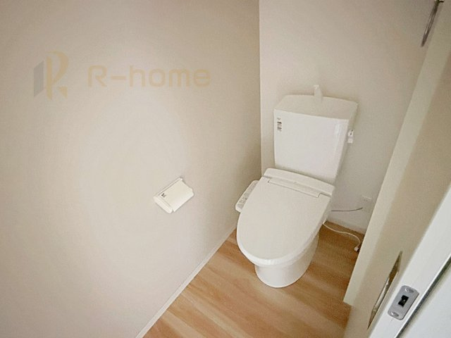 ひたちなか市東大島1期　新築戸建て　1号棟のトイレ|温水洗浄便座付きのトイレ。
トイレが２ヵ所設置で朝の忙しい時間でも安心です。