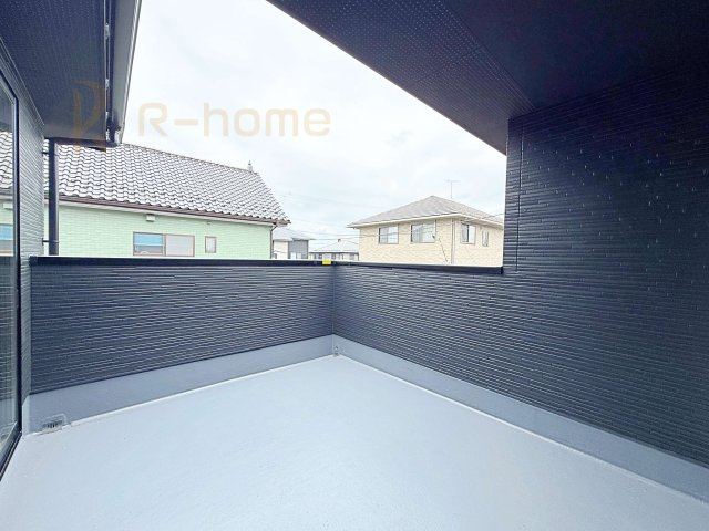 ひたちなか市東大島1期　新築戸建て　1号棟のバルコニー|奥行きのあるバルコニーは、お子様をプールで遊ばせたり、カフェテラス風にしたり多目的に利用できます♪