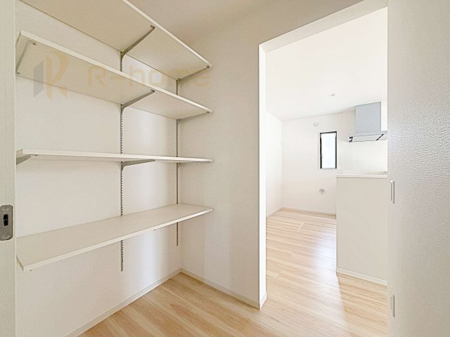 ひたちなか市東大島1期　新築戸建て　1号棟の収納|キッチンにはパントリーを設置！キッチン回りの整理整頓の悩みも解決♪
