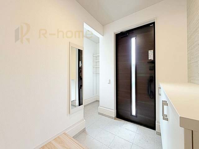 ひたちなか市東大島1期　新築戸建て　1号棟の玄関|整理しやすい可動棚付きのシューズインクローゼット！お出かけ時に便利な玄関ミラー付き♪