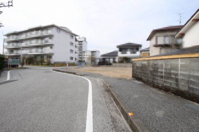 鴨部２丁目　新築戸建　1号棟（全2区画）の前面道路含む現地写真|前面道路　西側　幅8.6ｍ　公道　接面11.3ｍ／南側　幅8.6ｍ　公道　接面8.3ｍ