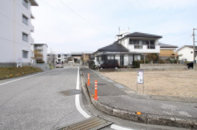 鴨部２丁目　新築戸建　1号棟（全2区画）の前面道路含む現地写真|前面道路　西側　幅8.6ｍ　公道　接面11.3ｍ／南側　幅8.6ｍ　公道　接面8.3ｍ