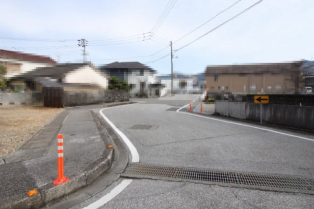 鴨部２丁目　新築戸建　1号棟（全2区画）の前面道路含む現地写真|前面道路　西側　幅8.6ｍ　公道　接面11.3ｍ／南側　幅8.6ｍ　公道　接面8.3ｍ