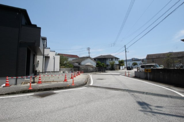 鴨部２丁目　新築戸建　1号棟（全2区画）の前面道路含む現地写真|前面道路　西側　幅8.6ｍ　公道　接面11.3ｍ／南側　幅8.6ｍ　公道　接面8.3ｍ