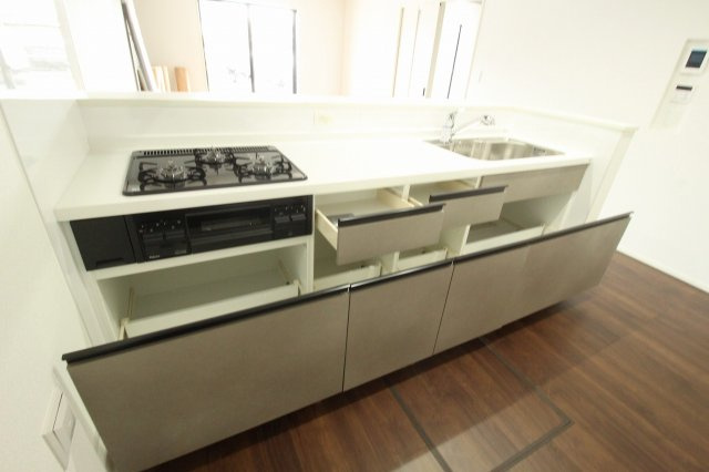 鴨部２丁目　新築戸建　1号棟（全2区画）のキッチン|収納
