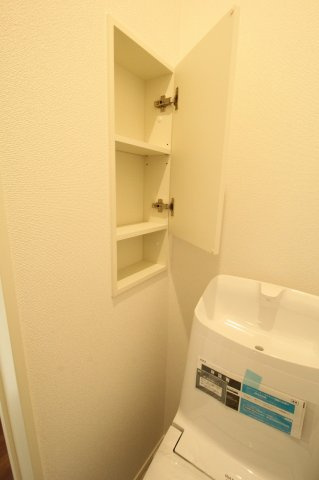 鴨部２丁目　新築戸建　1号棟（全2区画）のトイレ|2F　収納あります