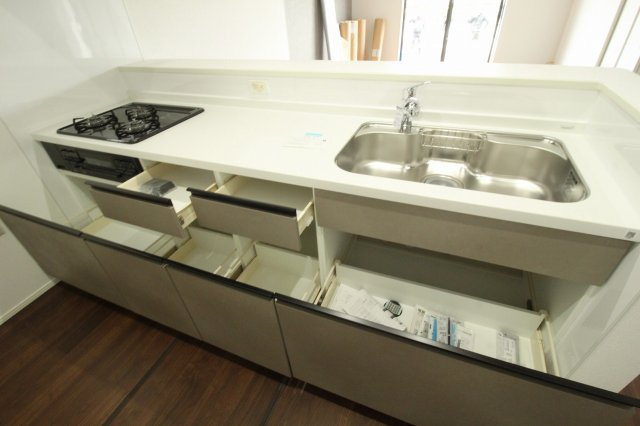 鴨部２丁目　新築戸建　1号棟（全2区画）のキッチン|収納