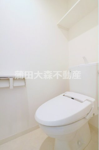 CHARMANT LUMIEREシャルマンリュミエールのトイレ|棚と温水洗浄便座付きのトイレ