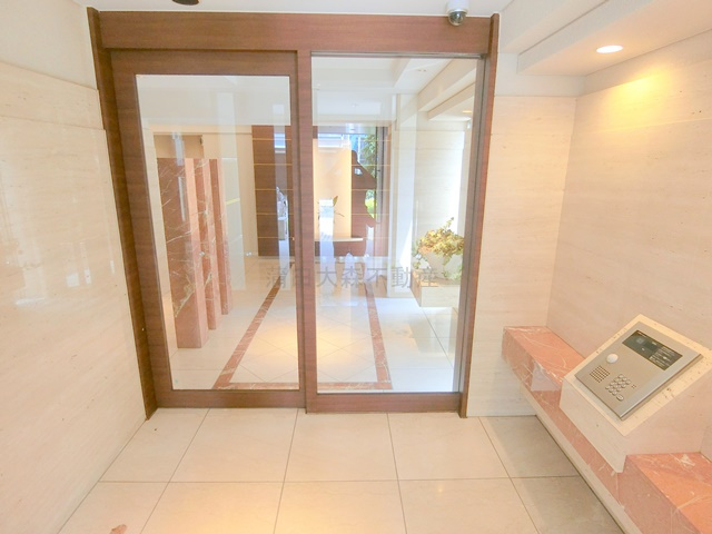 CHARMANT LUMIEREシャルマンリュミエールのエントランス|防犯カメラTVモニター付オートロック宅配BOXメールBOX