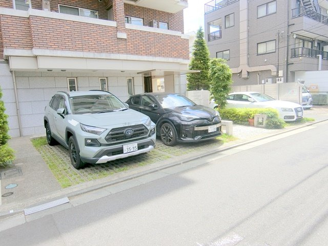 CHARMANT LUMIEREシャルマンリュミエールの駐車場|敷地内平置き駐車場　空き状況等詳細はお問合せください。