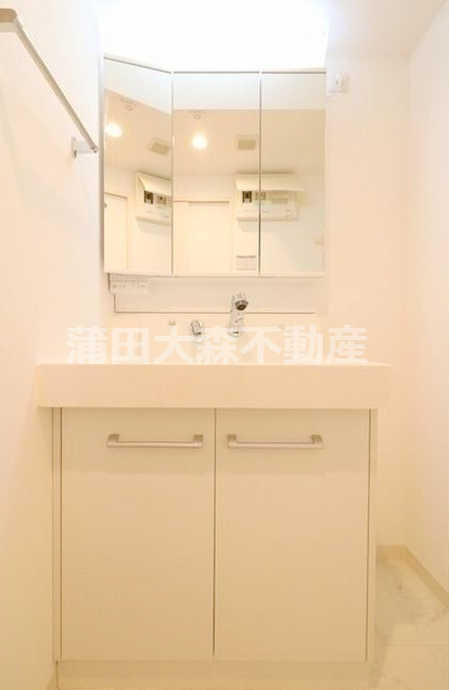 CHARMANT LUMIEREシャルマンリュミエールの洗面所|3面鏡の独立洗面台　洗面脱衣所