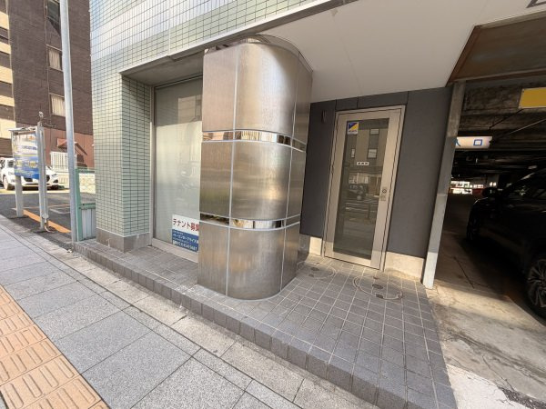 パークファイブ駐車場南側事務所のエントランス
