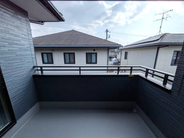 岡山市北区平野1期②号棟のバルコニー|◆2階南西側バルコニーの様子です。