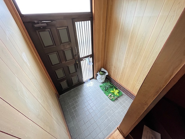 桜井町1丁目貸家の玄関