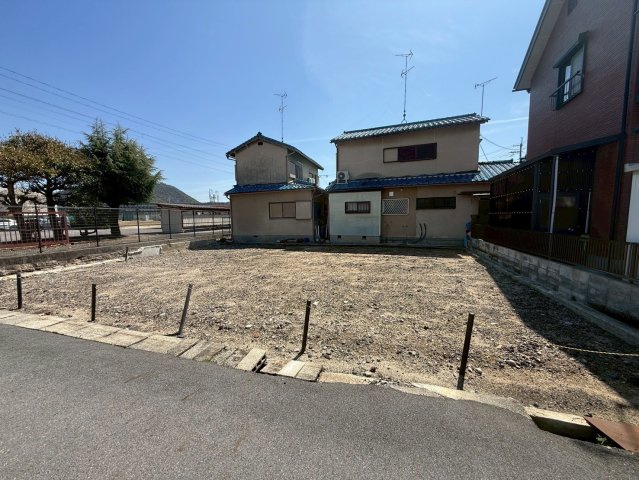 野洲市行畑2丁目　建築条件無し売土地の前面道路含む現地写真
