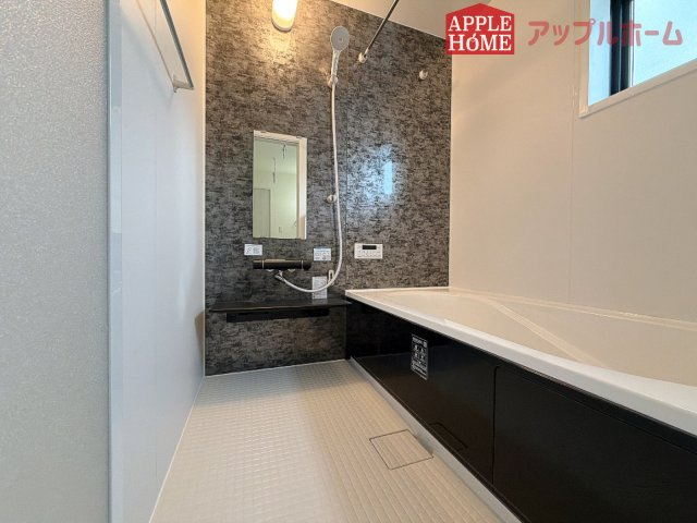 [新築住宅] 深谷市田中 第3 全3棟の浴室|窓付きのバスルームは、採光もあり明るく気持ちの良い空間です。窓があることで、換気環境も良好。掃除もスムーズに出来ます