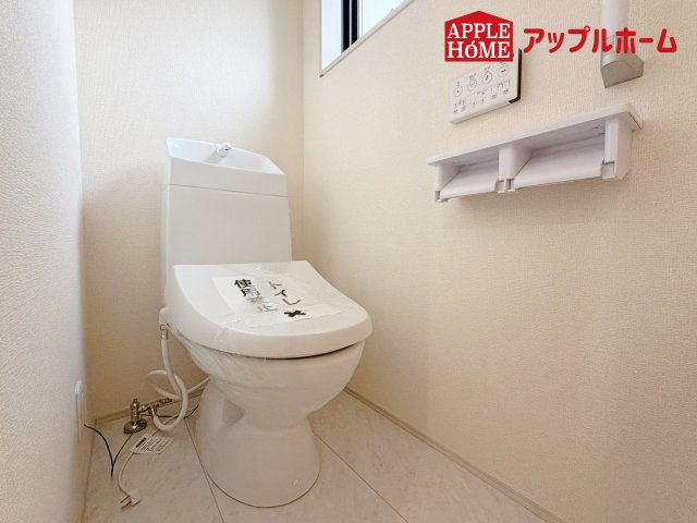 [新築住宅] 深谷市田中 第3 全3棟のトイレ|白を基調とした清潔感のある明るい空間。温水洗浄便座付きで、毎日快適・清潔に使用できます。操作しやすい壁面リモコンを採用しています。