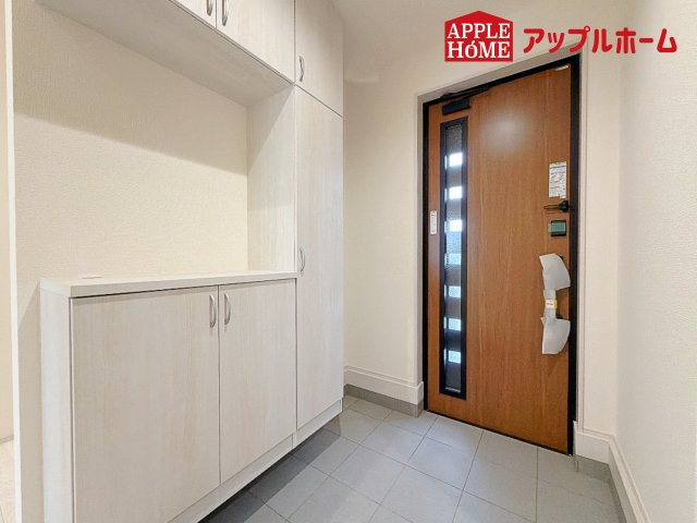 [新築住宅] 深谷市田中 第3 全3棟の玄関|上下棚にたっぷり靴を収納できます。「ただいま」と玄関を開けた瞬間から、奥に広がる空間を明るい室内を感じられますね♪