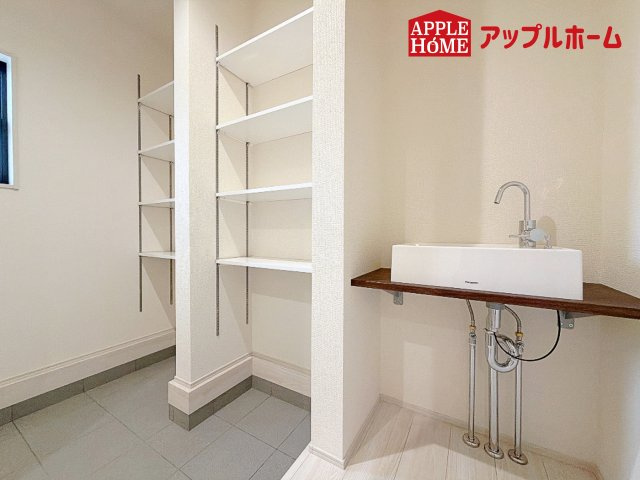 [新築住宅] 深谷市田中 第3 全3棟の玄関|ご家族皆様の靴やお手入れ用品を収納できる収納棚を設置！お家に出会う人々を迎える玄関だからこそ、常に整理整頓しておきたいですね♪